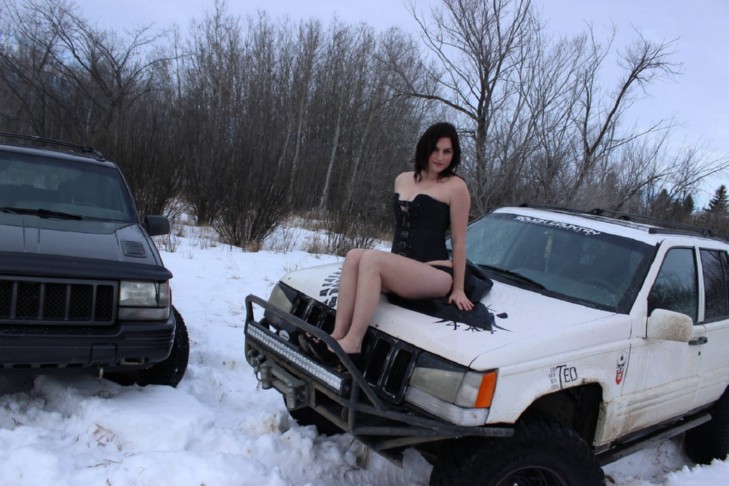 canadienne aime l'exhibition et le prouve avec des photos hot en plein air