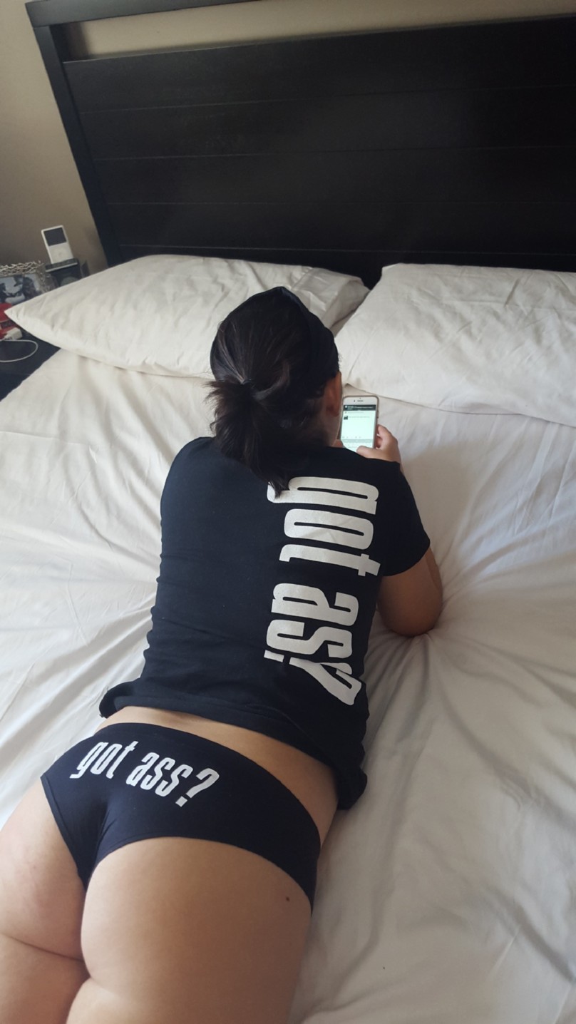 canadienne aime l'exhibition et le prouve avec des photos hot en plein air