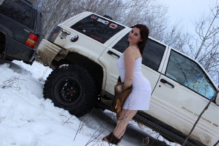 canadienne aime l'exhibition et le prouve avec des photos hot en plein air