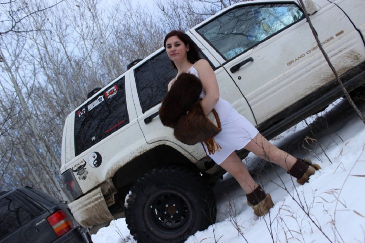 canadienne aime l'exhibition et le prouve avec des photos hot en plein air