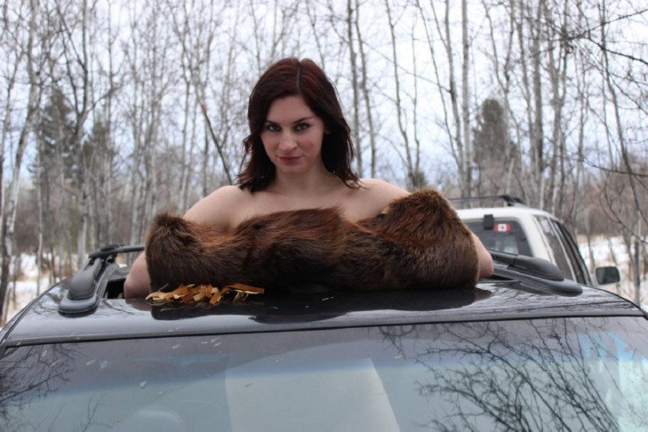 canadienne aime l'exhibition et le prouve avec des photos hot en plein air