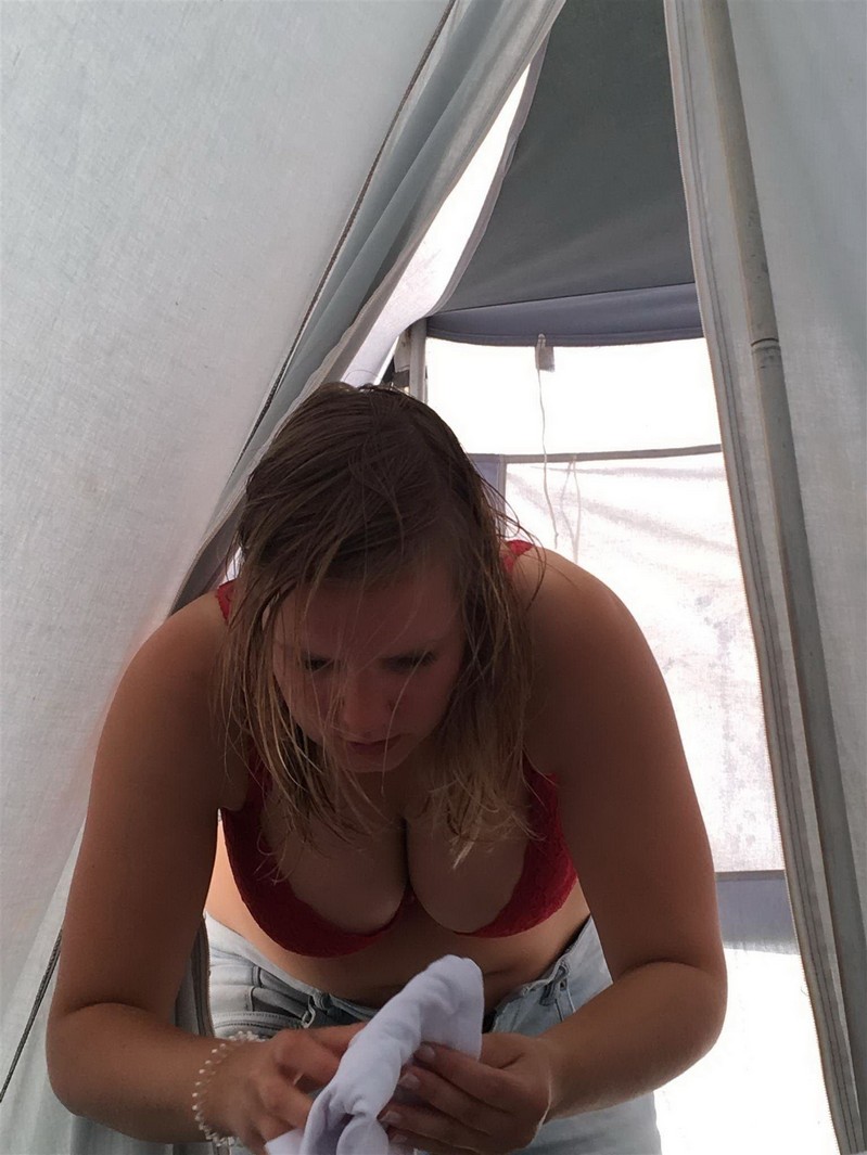 couple part faire du camping et on découvre une jf pulpeuse