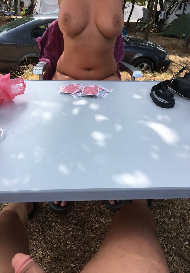 couple part faire du camping et on découvre une jf pulpeuse