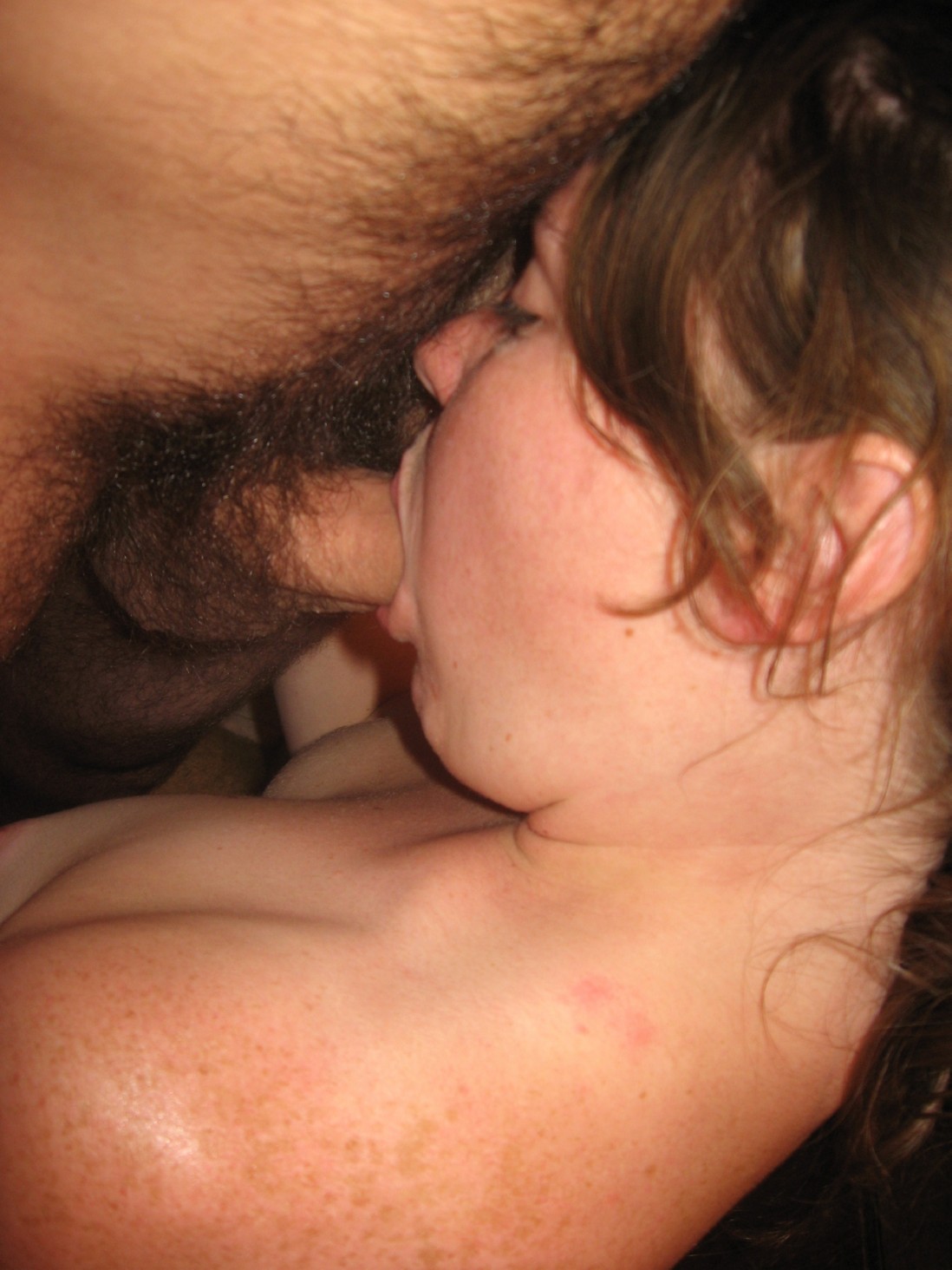 la coquine de 18 ans aime sucer une bite qui s'est frottée sur sa chatte