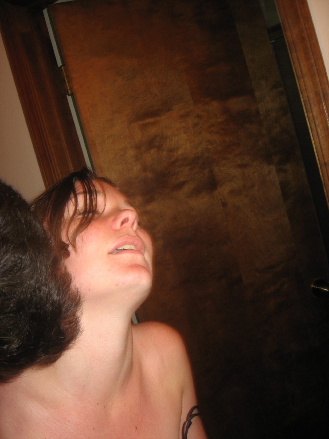 la coquine de 18 ans aime sucer une bite qui s'est frottée sur sa chatte