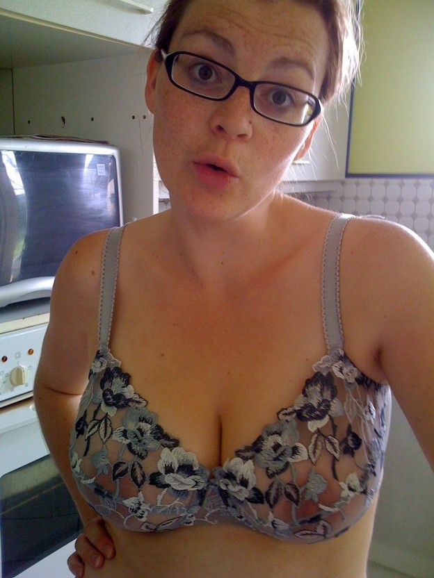 gros nichons et poilue de la chatte elle a excité mon mari !