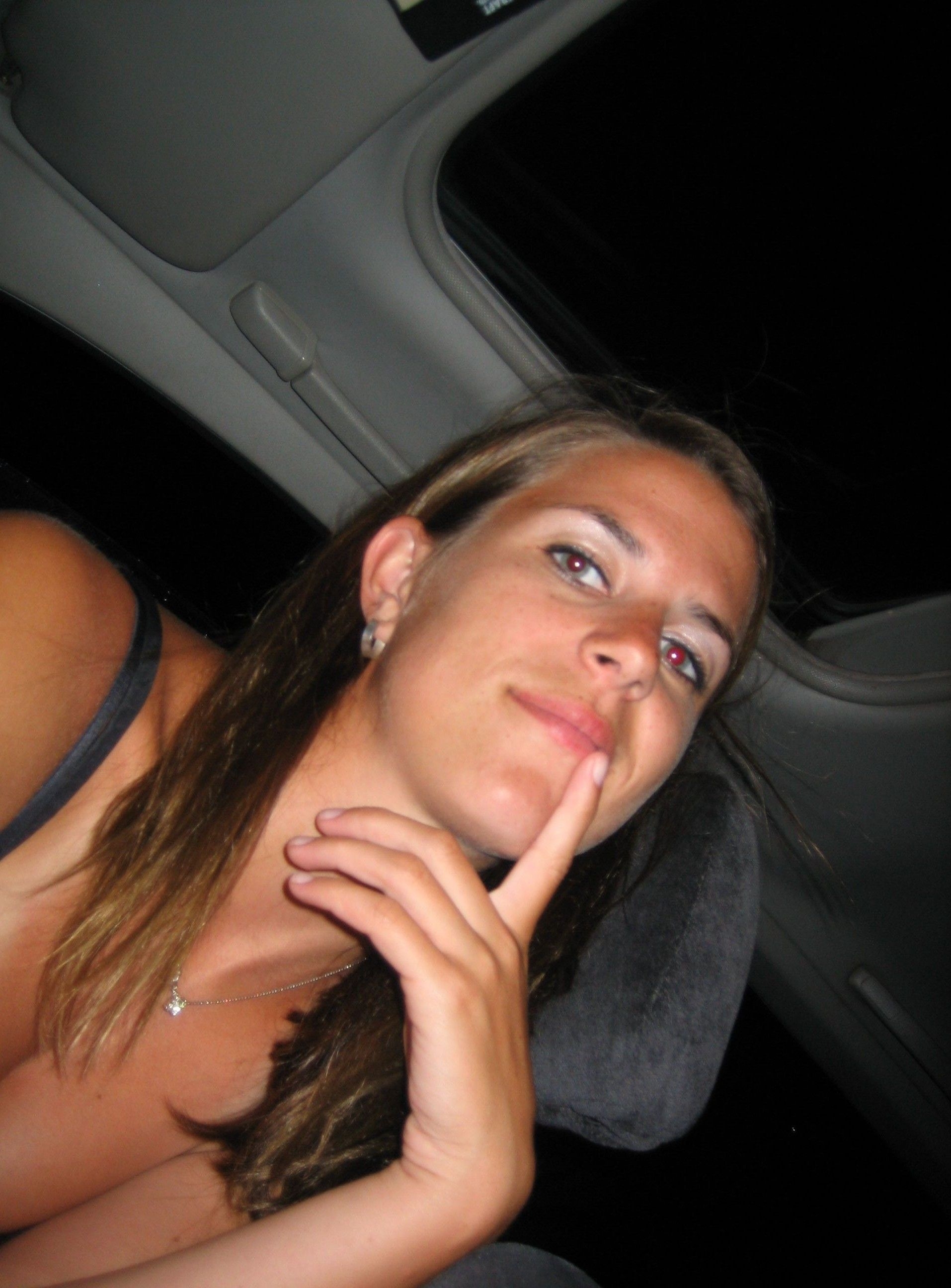 courte série d'une jeune canadienne qui aime les menottes ;)