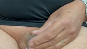 masturbation et éjaculation d'un micro pénis