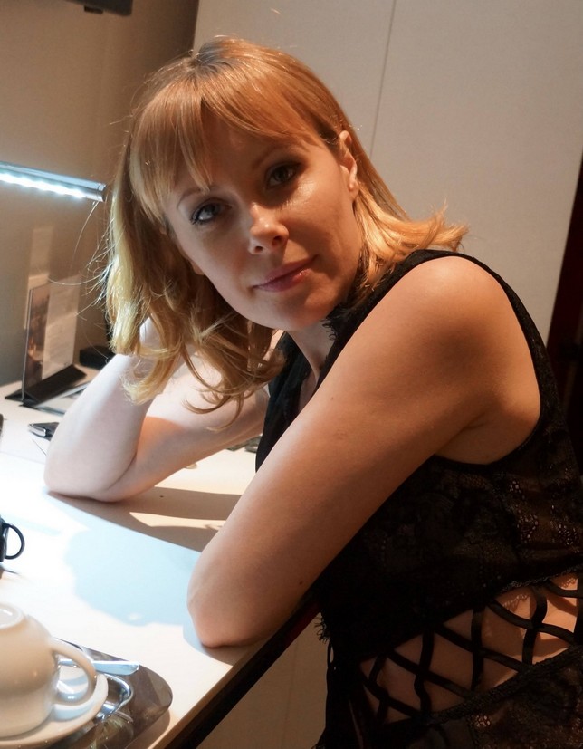 une femme mûre le laisse prendre... en photos