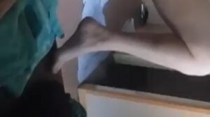 léa se gode devant le miroir et jouit en silence