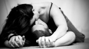 la petite amie parfaite t'explique tout au téléphone rose