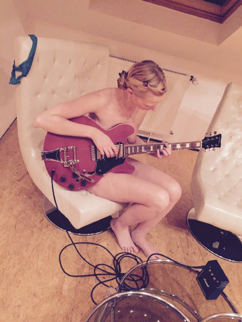 blonde amatrice de bites et de sperme troisième partie