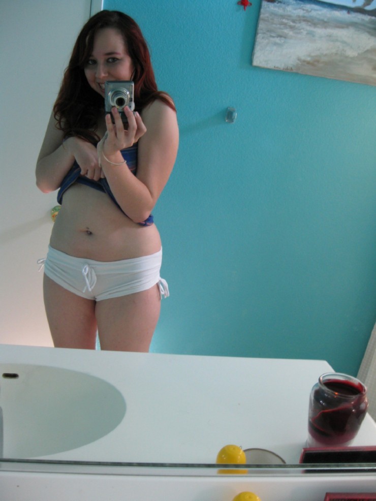 suite des photos selfies de brunette pulpeuse