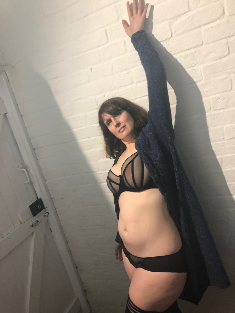 la brune dévoile enfin ses trésors généreux