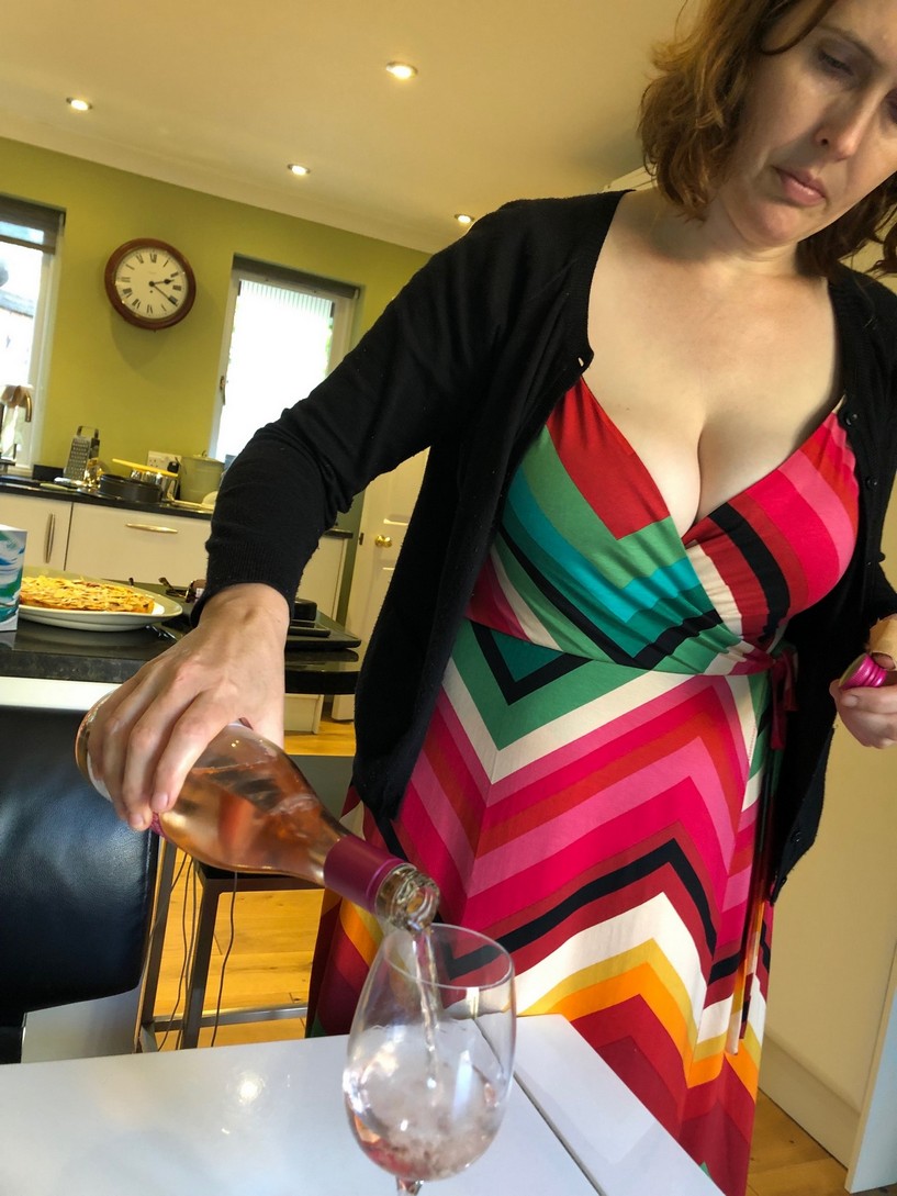 la brune dévoile enfin ses trésors généreux