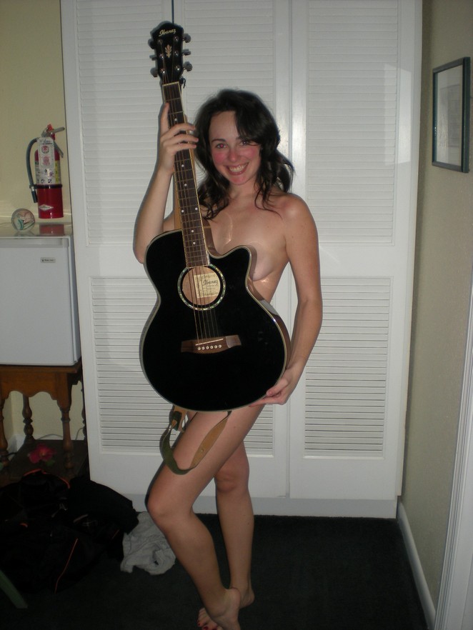 une jeune femme exhibe son corps pour faire monter la température