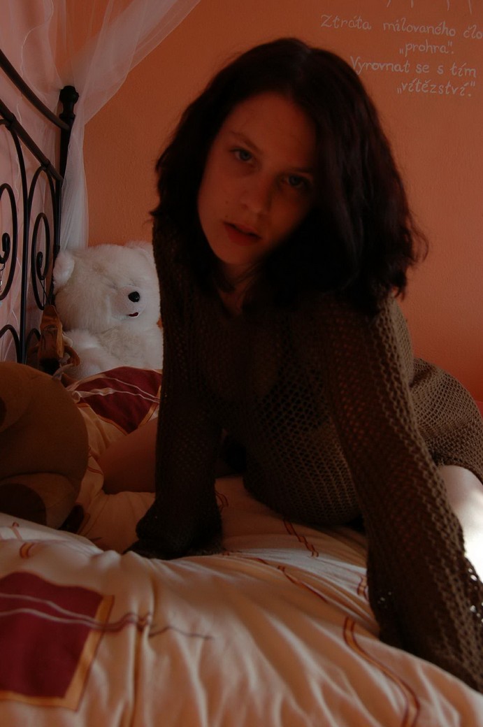 jeune brunette coquine pose nue pour son mec sur le lit