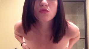 retour de la brune sexy : selfie nu devant le miroir