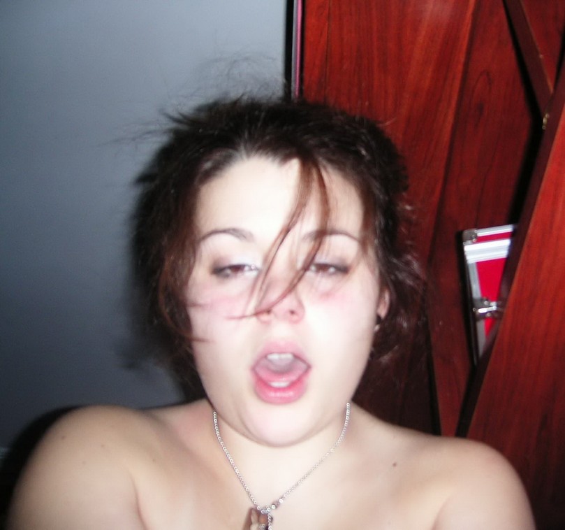 une brune bbw s’empale sur la queue de son mec