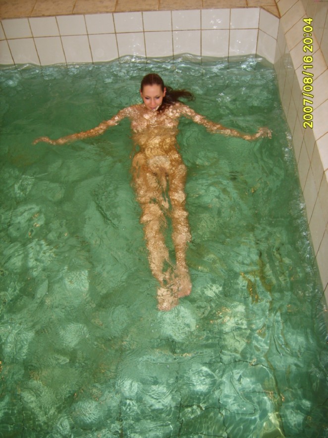 jf mince enflamme la piscine