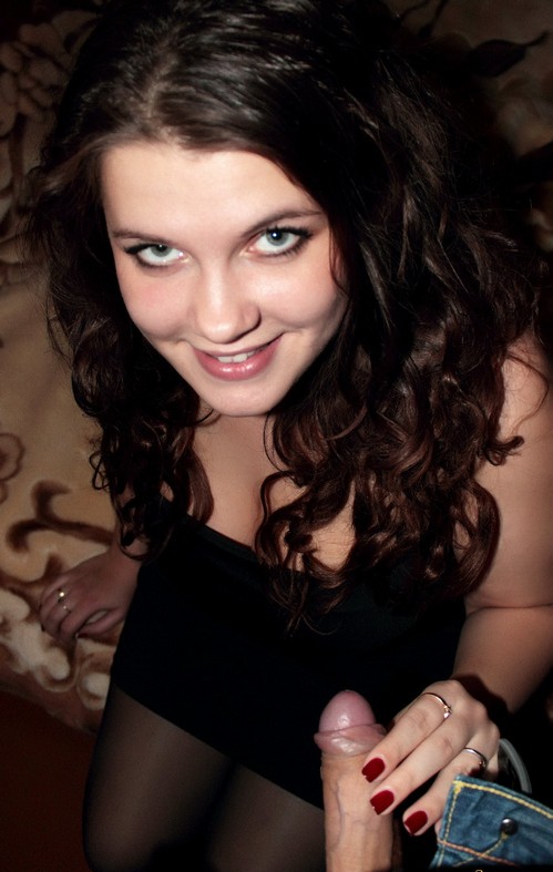 coquine vingt ans joue avec sa bouche