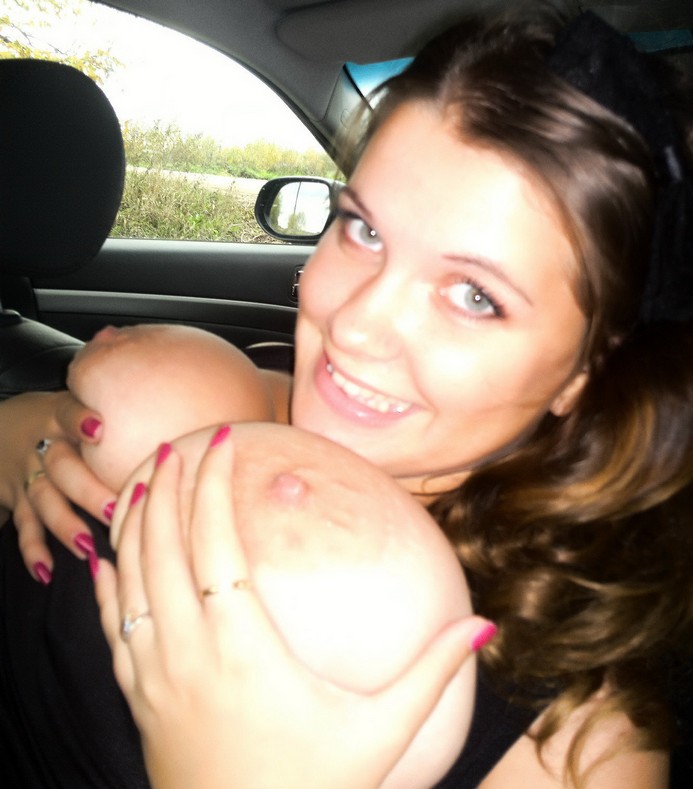 coquine vingt ans joue avec sa bouche et ses seins