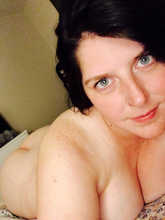 pulpeuse piercée dévoile ses clichés intimes