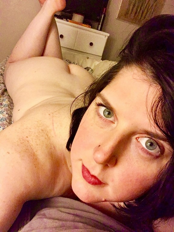 pulpeuse piercée dévoile ses clichés intimes