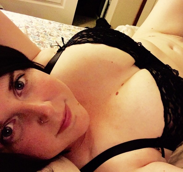 pulpeuse piercée dévoile ses clichés intimes