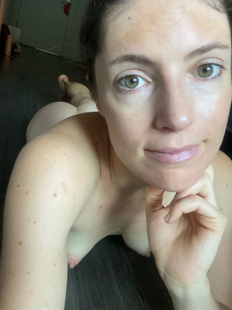 jf maigre exhibe son corps dans un duo interracial