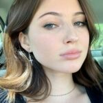 brune sublime se dévoile en selfies sexy