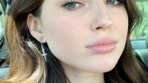 brune sublime se dévoile en selfies sexy