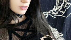 jeune brune de 18 ans en selfies sexy corps ferme