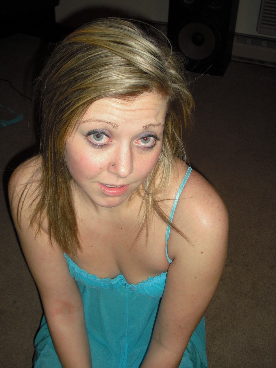 blonde à genoux en robe bleue suce avec ardeur