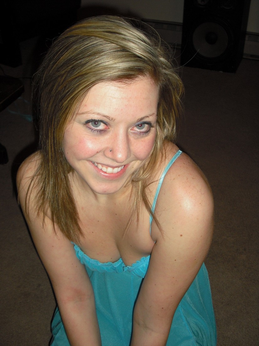 blonde à genoux en robe bleue suce avec ardeur