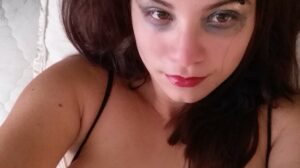 jeune bombe pulpeuse s’expose en selfies osés