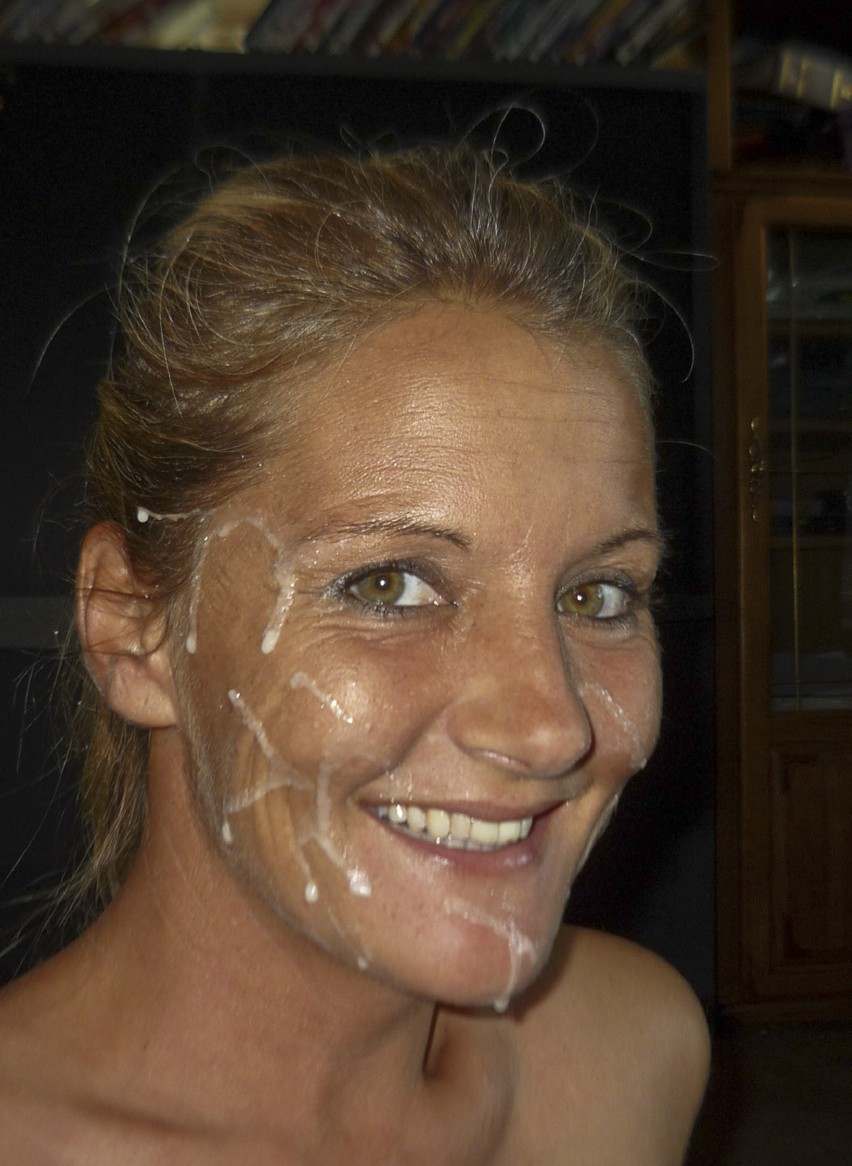 milf blonde se caresse et savoure un facial