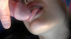 brune pulpeuse aime baiser et le sperme