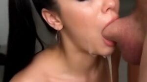 vidéo nsfw : brunette aux couettes en gorge profonde