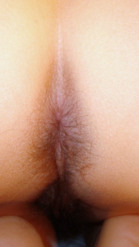 une mature sexy triomphe nue sur son lit