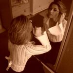 une femme sexy se maquille à genoux en sépia