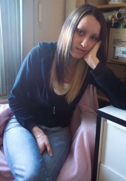 une brunette pose ses gros seins chez elle