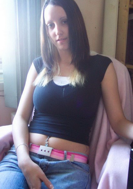 une brunette pose ses gros seins chez elle