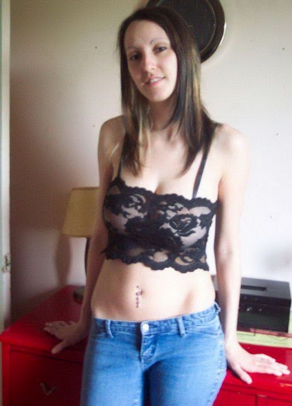 une brunette pose ses gros seins chez elle