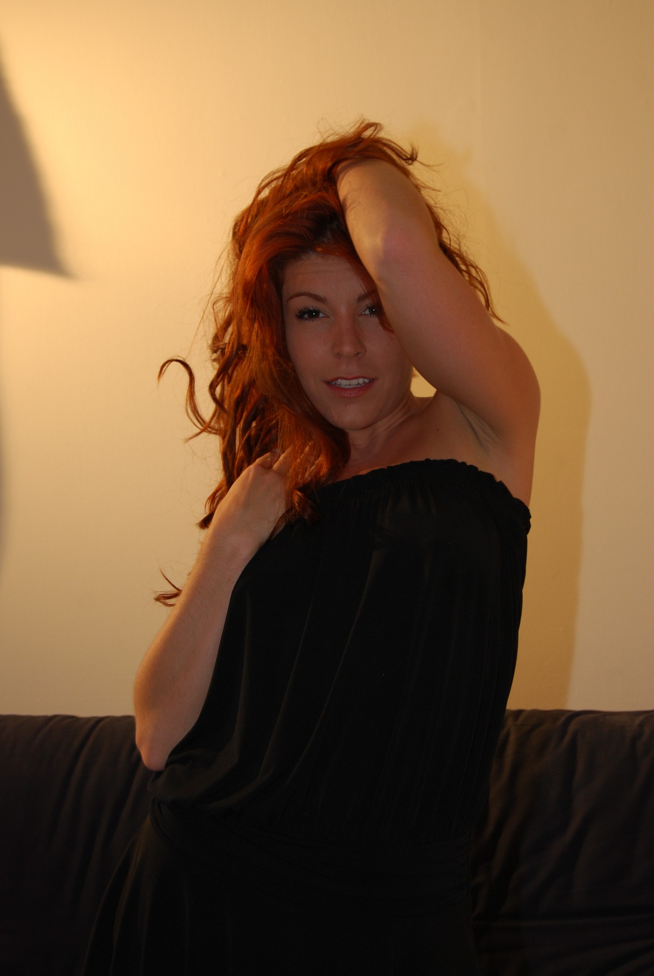 une rousse magnifique exhibe son corps délicieux