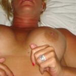 couple libertin expose les gros seins et la chatte humide de madame