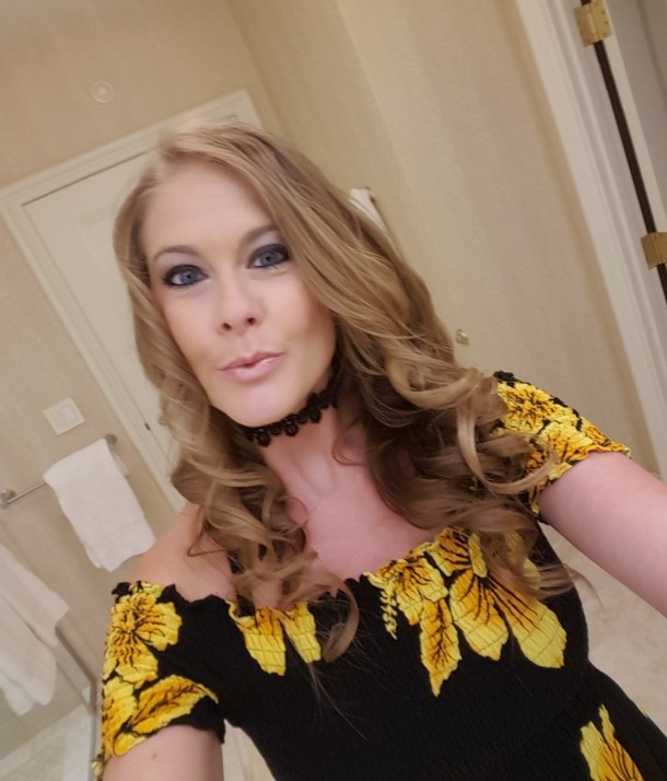 blonde américaine aux gros seins s’expose en selfies intimes