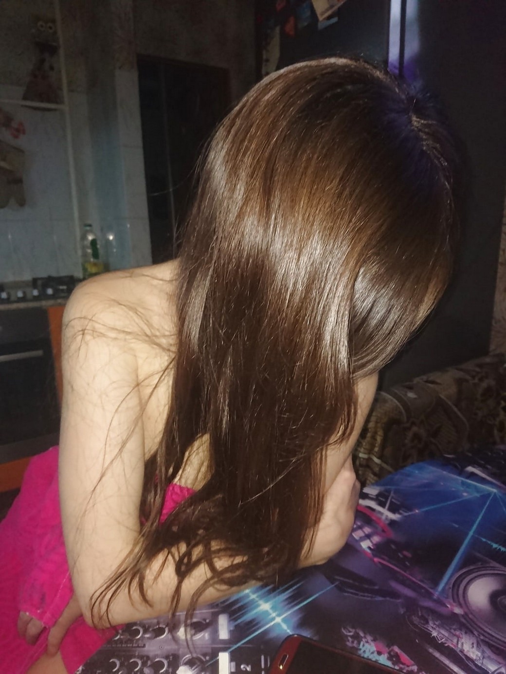 une jolie brune chevauche son mec avec Élan