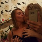 jf de 20 ans montre ses gros seins et son anus ouvert