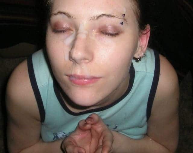 le sperme a jailli après les fellations goulues d'hier et y en a partout !